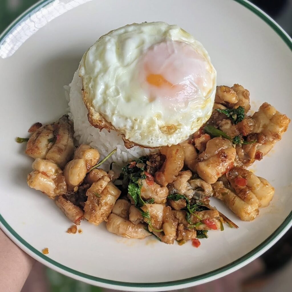 กะเพราไข่หมึก ไข่ดาว