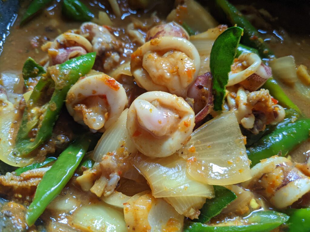 เครื่องแกงปลาหมึกไข่