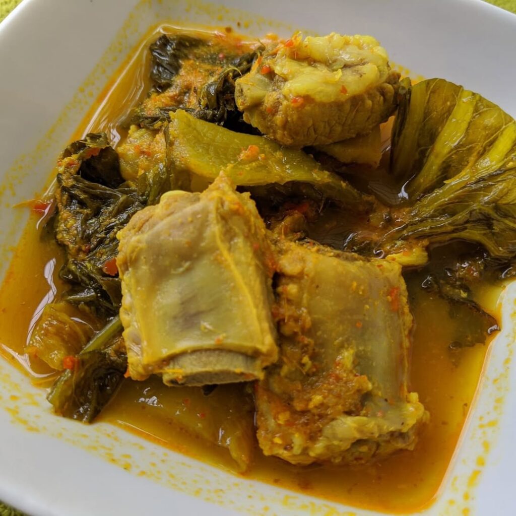 แกงส้มผักกาดดองกระดูกหมู